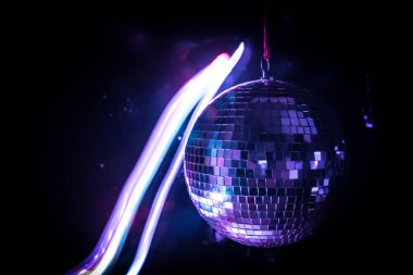 Renkli disko aynalı top ışıkları gece kulübü arka planı. Parti ışıkları disko topu. Seçici odak