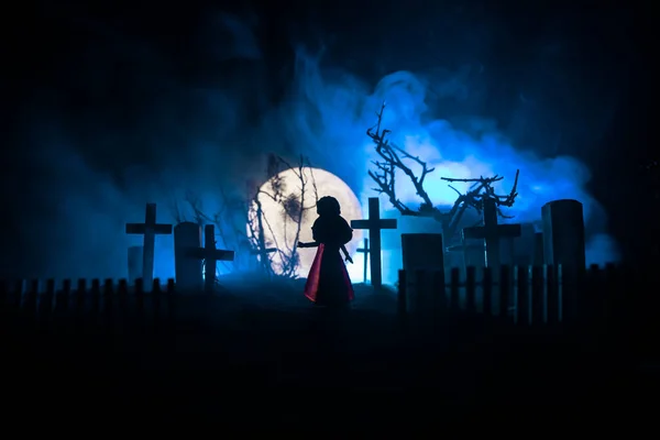 Menina Andando Sozinha Cemitério Noite Fundo Enevoado Tons Escuros Conceito — Fotografia de Stock