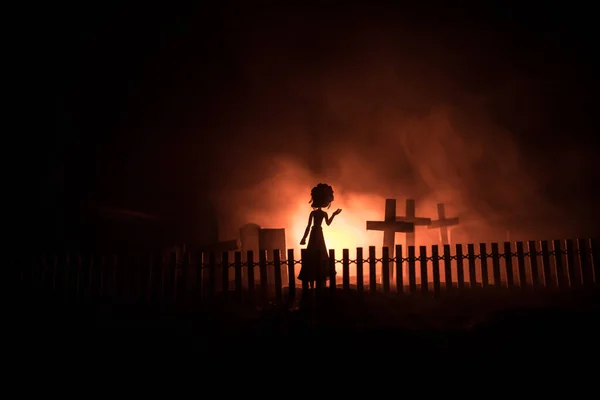 Flickan Går Ensam Kyrkogården Natten Mörktonad Dimmig Bakgrund Halloween Konceptet — Stockfoto