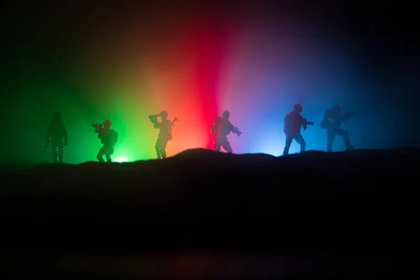 Concept Armée Azérie Silhouette Soldats Armés Contre Drapeau Azerbaïdjanais Décoration — Photo