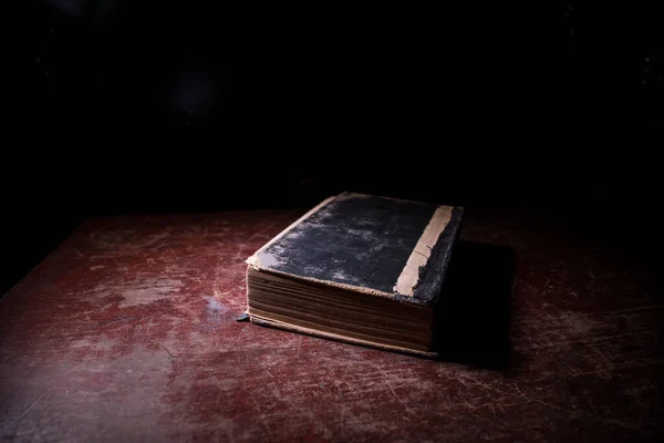 Stack Old Books Vintage Book Wooden Table Magic Lightning Glowing — Stock Photo, Image