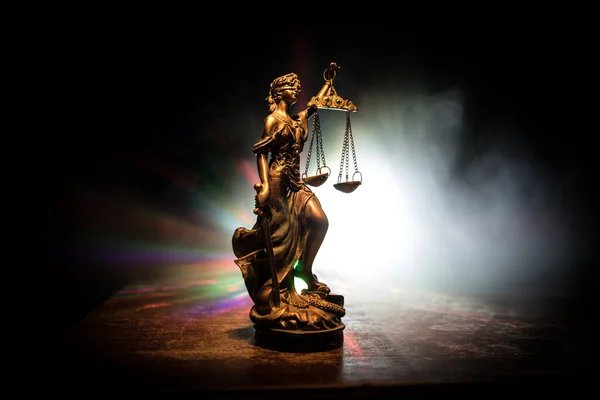Jogi Fogalom Miniatűr Színes Műalkotás Dekoráció Köd Háttérvilágítással Igazságügyi Szobor — Stock Fotó