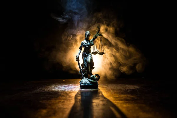 Понятие Закона Миниатюрные Красочные Художественные Украшения Туманом Подсветкой Статуя Справедливости — стоковое фото