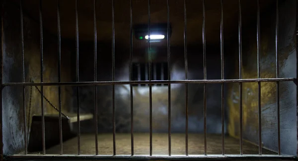 Achter Tralies Concept Verouderde Grunge Betonnen Kamer Miniatuur Donkere Gevangenis — Stockfoto