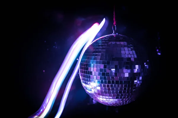 Bunte Disco Spiegelkugel Beleuchtet Nachtclub Hintergrund Party Zündet Discokugel Selektiver — Stockfoto