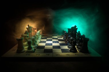 İş fikirleri ve rekabet Satranç tahtası oyun kavramı. Duman ve sis ile karanlık bir arka plan üzerinde Satranç rakamlar. Seçici odaklama