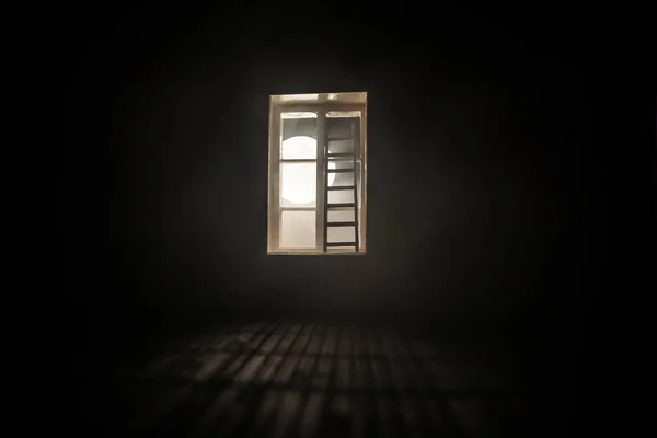 Abstrakter Horror Hintergrund Fur Halloween Duster Gruselige Schreckliche Fenster Mit Gespenstischem Licht Und Schatten In Einem Dunklen Schwarzen Raum Auf Dem Dachboden Flur Oder Keller In Einem Verlassenen Haus Im Wald Konzept