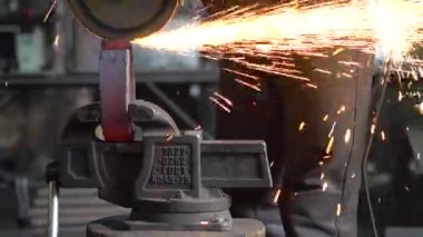 Demir testere kıvılcım