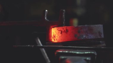 İşlenecek parçanın örs üzerinde