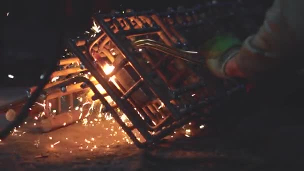 焊接工作 焊接钢与传播火花照明烟 — 图库视频影像