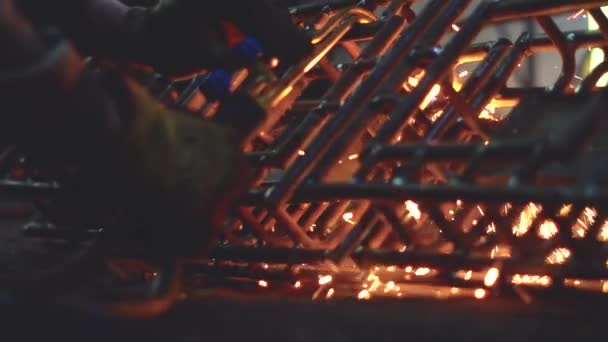 Trabalho Soldagem Aço Soldagem Com Fumaça Iluminação Faísca Espalhada — Vídeo de Stock