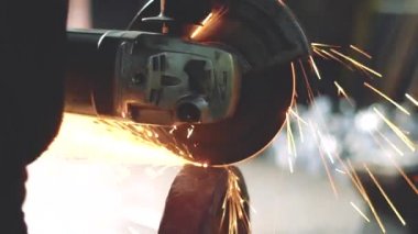 Demir testere kıvılcım