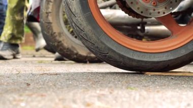 Rusya, Novokuznetsk - 26.05.2018: motosiklet tekerlek paket fişi