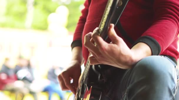 Rusya Novokuznetsk 2018 Müzisyen Grupta Bas Gitar Çalan — Stok video