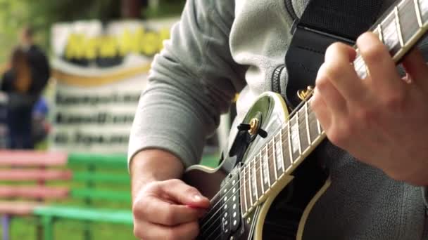 Гитарист Играет Улице — стоковое видео