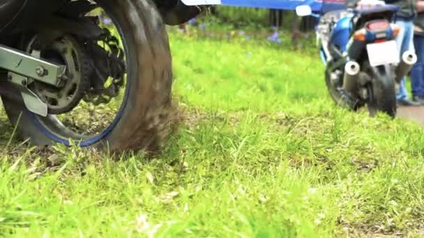 Roda Motocicleta Desliza Grama Molhada — Vídeo de Stock