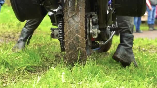 Tekerlekli Motosiklet Islak Çimenlerin Üzerinde Kayıyor — Stok video