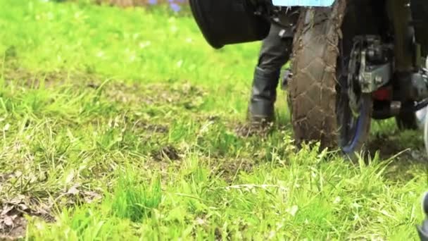 Wheel Motorcycle Slips Wet Grass — Stock Video