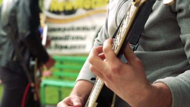 Músico Toca Baixo Guitarra — Vídeo de Stock