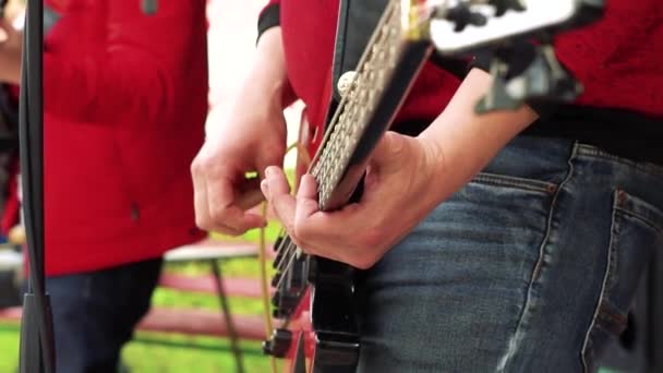 Muzikant Speelt Basgitaar — Stockvideo