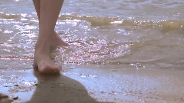 妇女的脚去海 — 图库视频影像