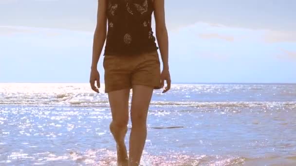 Молодая Девушка Уходит Море — стоковое видео