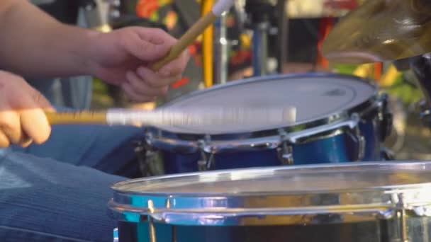 Speelt Drums Close — Stockvideo