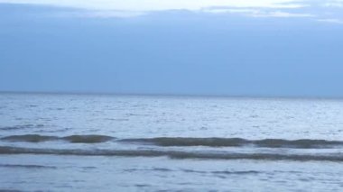 dalgalar denize yakın