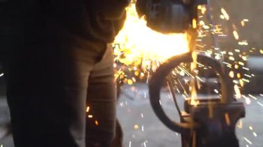 Demir testere kıvılcım