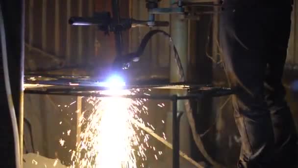 焊接工作 焊接钢与传播火花照明烟 — 图库视频影像