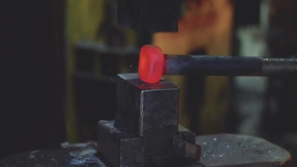 Blacksmith Hammering Hot Iron Automatic Hammer — Stock Video