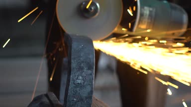 Demir testere kıvılcım