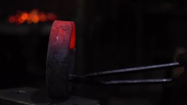 İşlenecek parçanın örs üzerinde