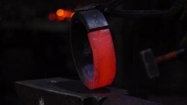 İşlenecek parçanın örs üzerinde