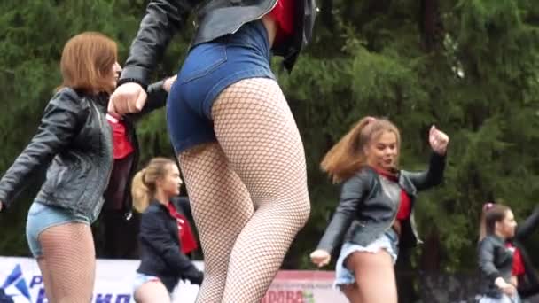 Rosja Nowokuźnieck 2018 Dziewczyny Krótkich Spodenkach Taniec Ulicy — Wideo stockowe
