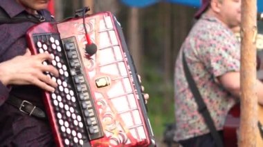 Berdsk, Rusya Federasyonu - Haziran 03,2018: sokakta oynarken müzisyenler