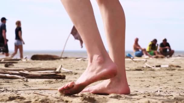 Ноги Йдуть Пляж — стокове відео