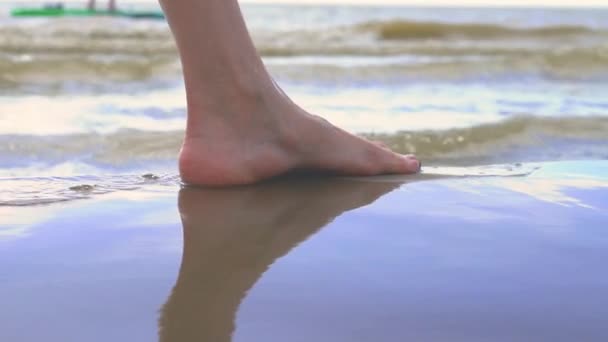 Kadın Ayaklarını Denize Gidiyor — Stok video