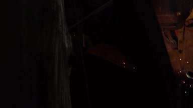 Fabrikadaki sanayi işçisi kaynaklarını kapatıyor.