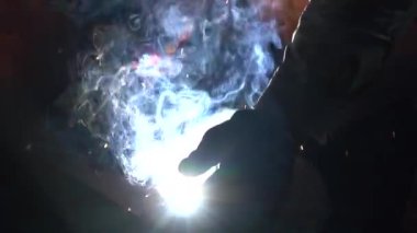 Fabrikadaki sanayi işçisi kaynaklarını kapatıyor.