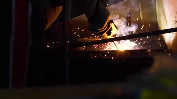 工厂焊接特写部的产业工人 — 图库视频影像