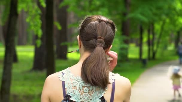 Una Mujer Vestido Largo — Vídeo de stock