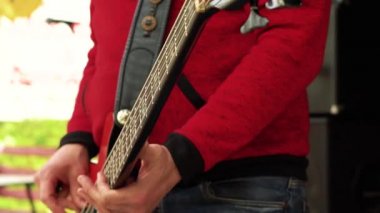 Müzisyen grupta bas gitar çalan