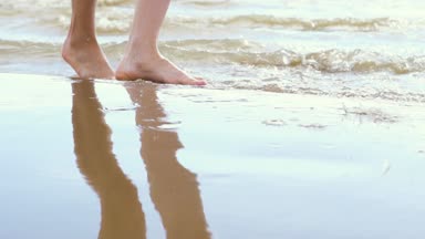 kadın ayaklarını denize gidiyor