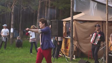 Berdsk, Rusya Federasyonu - Haziran 03,2018: doğada dans