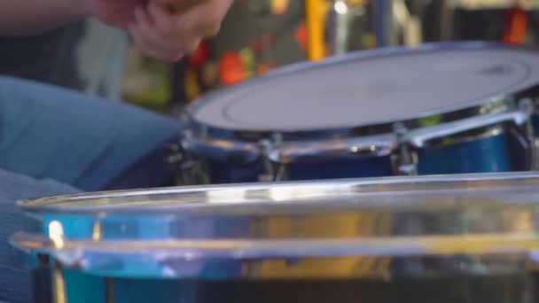 Speelt Drums Close — Stockvideo