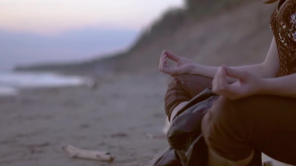 Menina Meditando Junto Mar — Vídeo de Stock