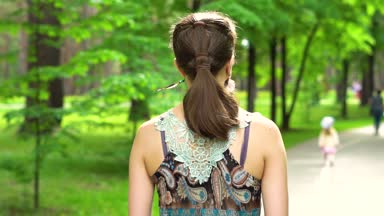 Parkta yürüyen kadın.