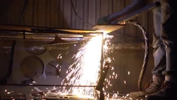 Master welding iron — Stock Video