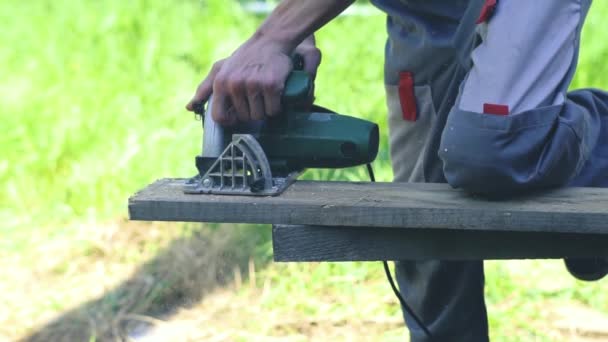 Man sawing sawdust wood — Stock Video
